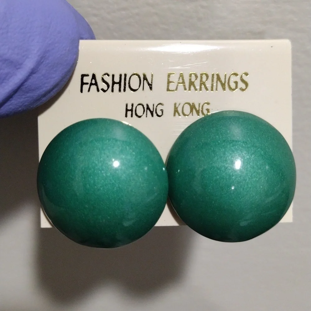Retro 1980s Green Enameled Metal Dome Stud Earrings – Stylish Women's Jewelry